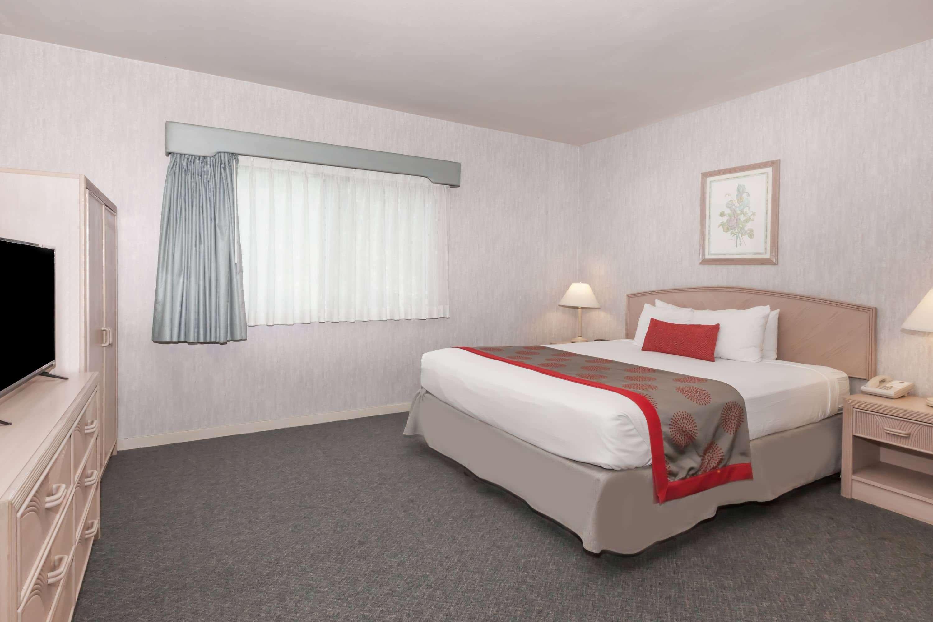 Ramada By Wyndham Bakersfield Hotel Exterior photo