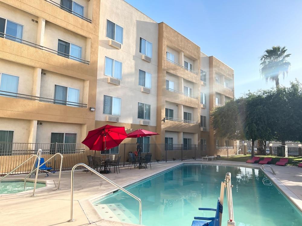 Ramada By Wyndham Bakersfield Hotel Exterior photo