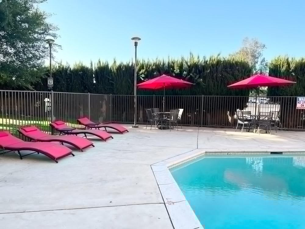 Ramada By Wyndham Bakersfield Hotel Exterior photo