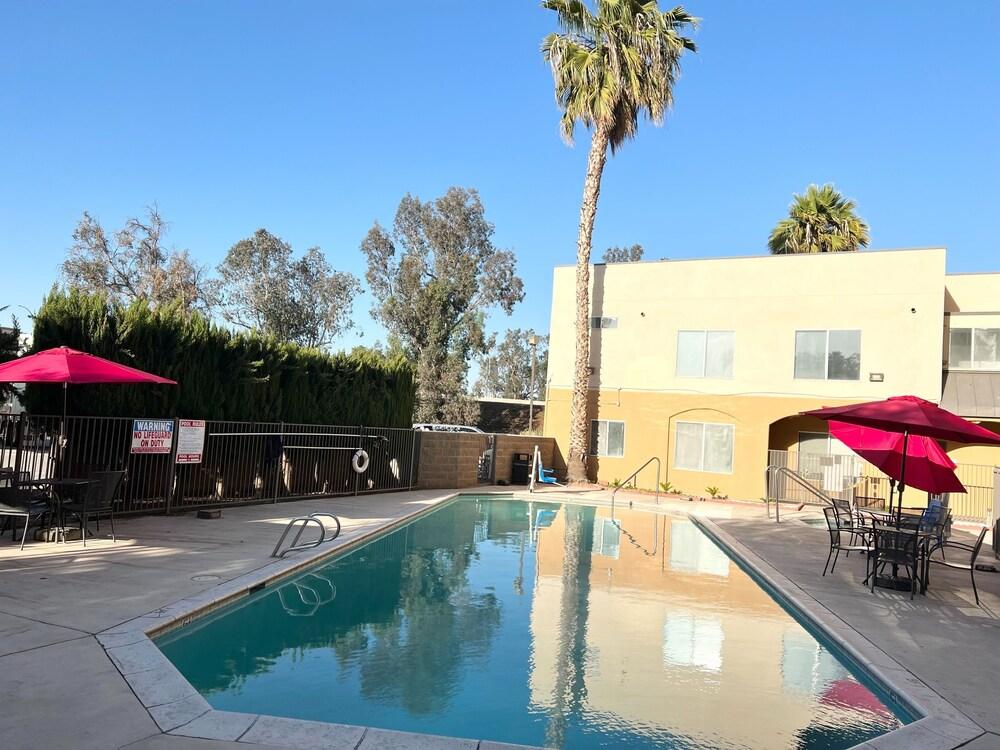 Ramada By Wyndham Bakersfield Hotel Exterior photo