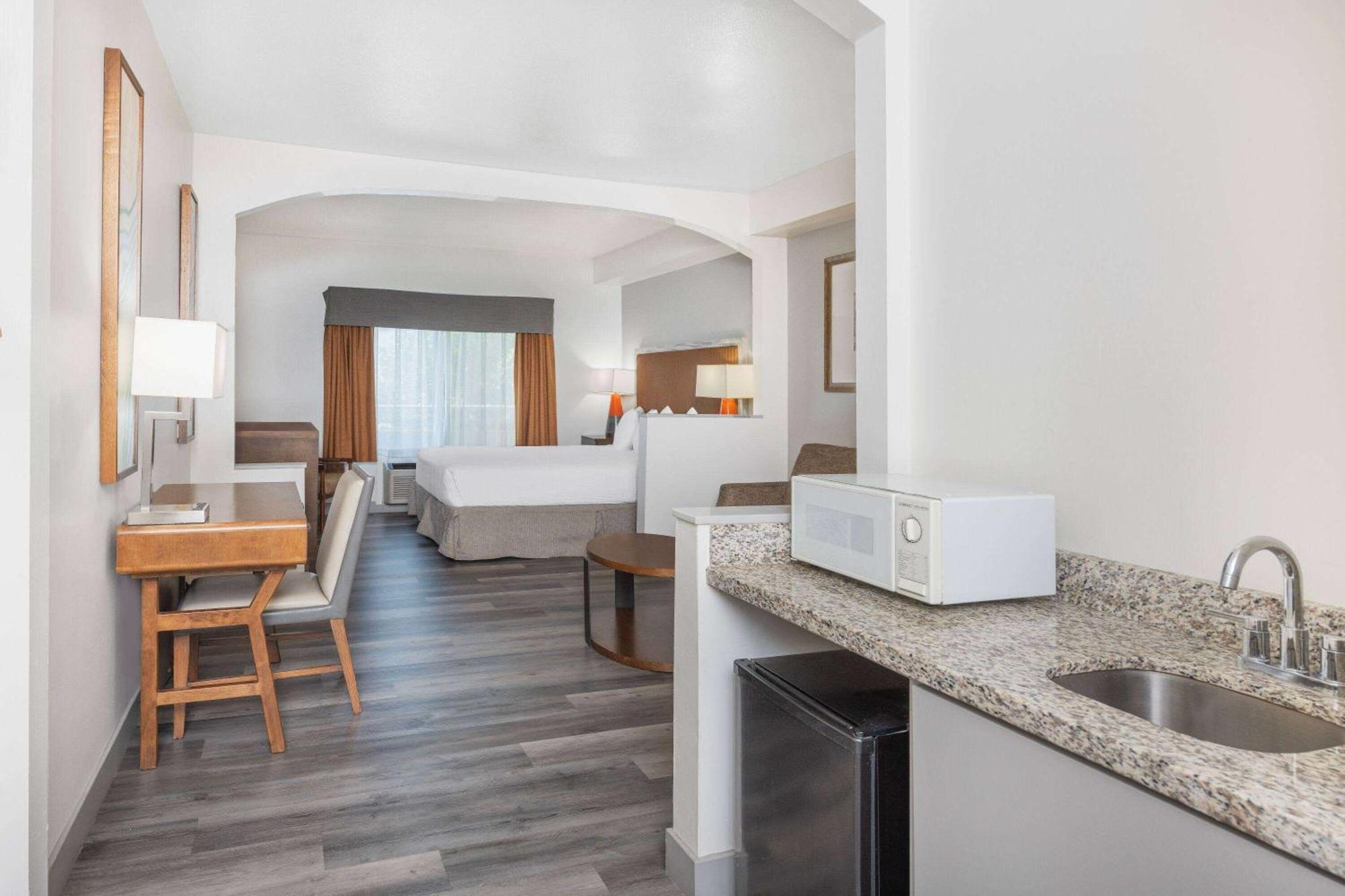 Ramada By Wyndham Bakersfield Hotel Exterior photo