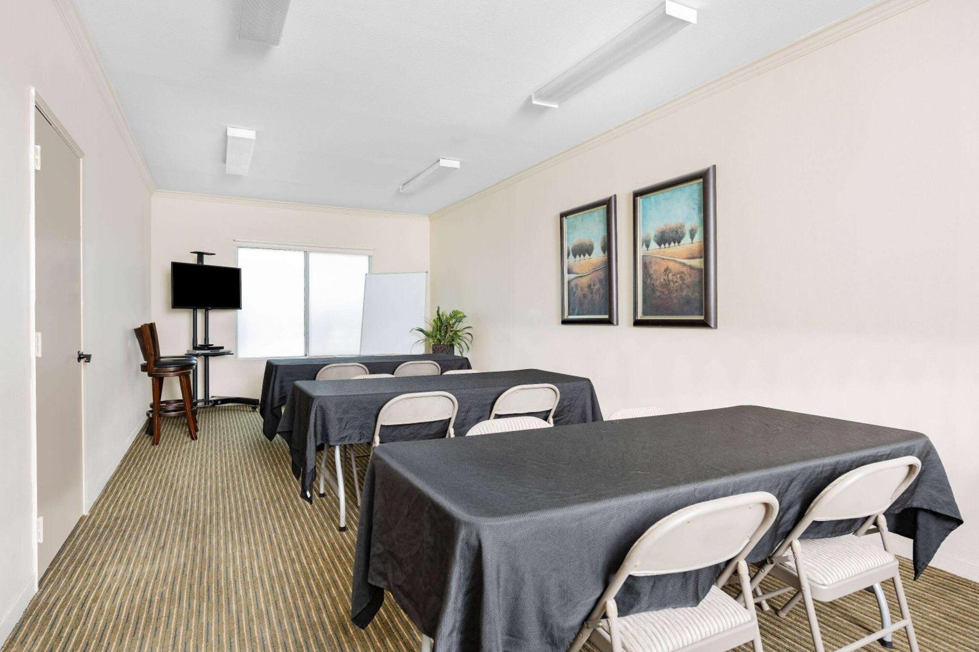 Ramada By Wyndham Bakersfield Hotel Exterior photo