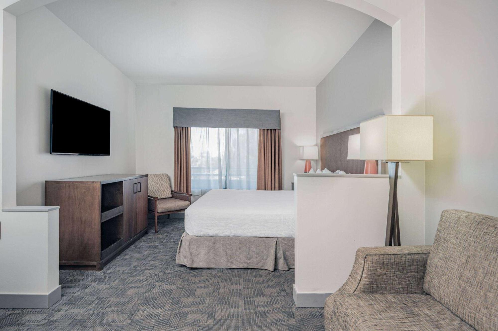 Ramada By Wyndham Bakersfield Hotel Exterior photo