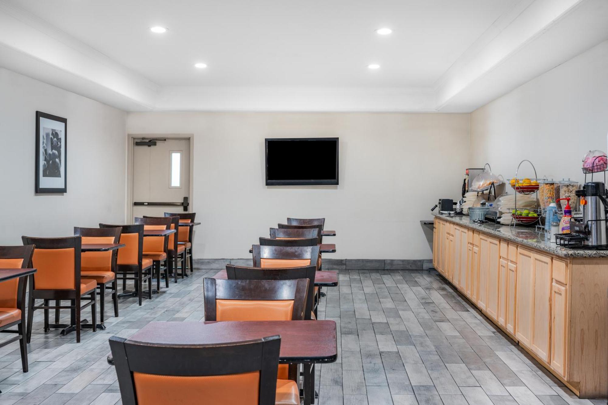 Ramada By Wyndham Bakersfield Hotel Exterior photo