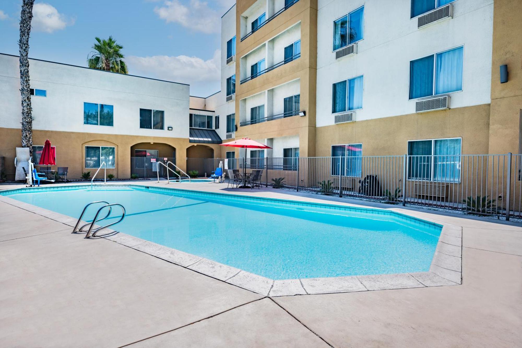 Ramada By Wyndham Bakersfield Hotel Exterior photo
