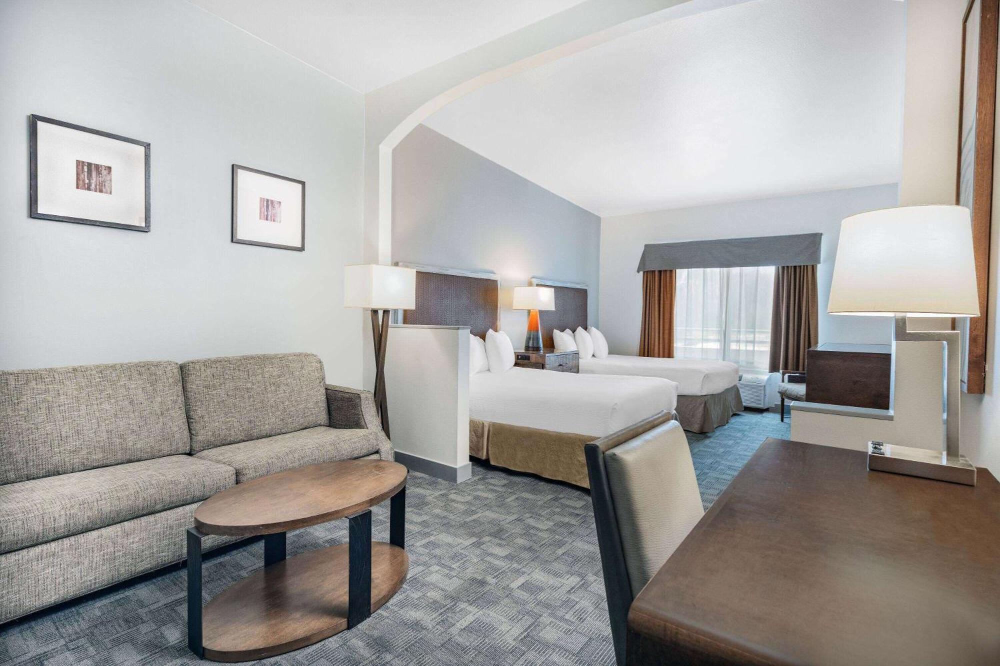 Ramada By Wyndham Bakersfield Hotel Exterior photo